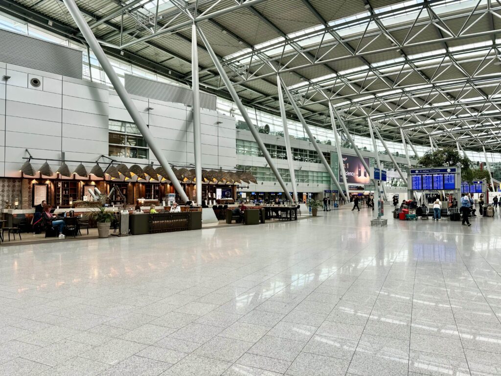 Flughafen Terminal C駅の出入り口付近（空港ターミナル）