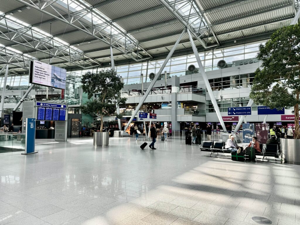 Flughafen Terminal A/B駅の出入り口付近（空港ターミナル）