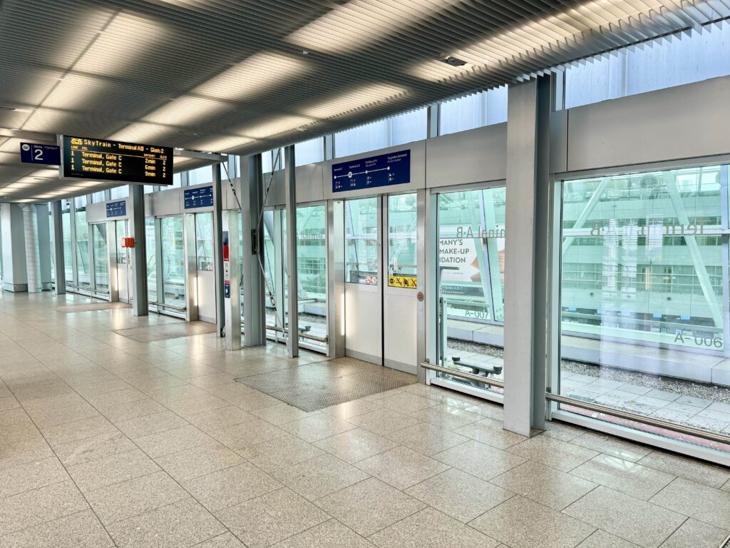 Flughafen Terminal A/B駅