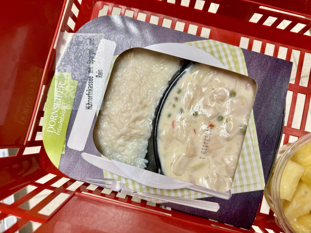 大手スーパーマーケットREWEで販売されているレトルトのクリームシチューとご飯