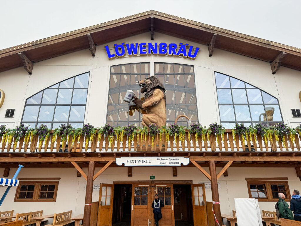 Löwenbräu-Festzelt1