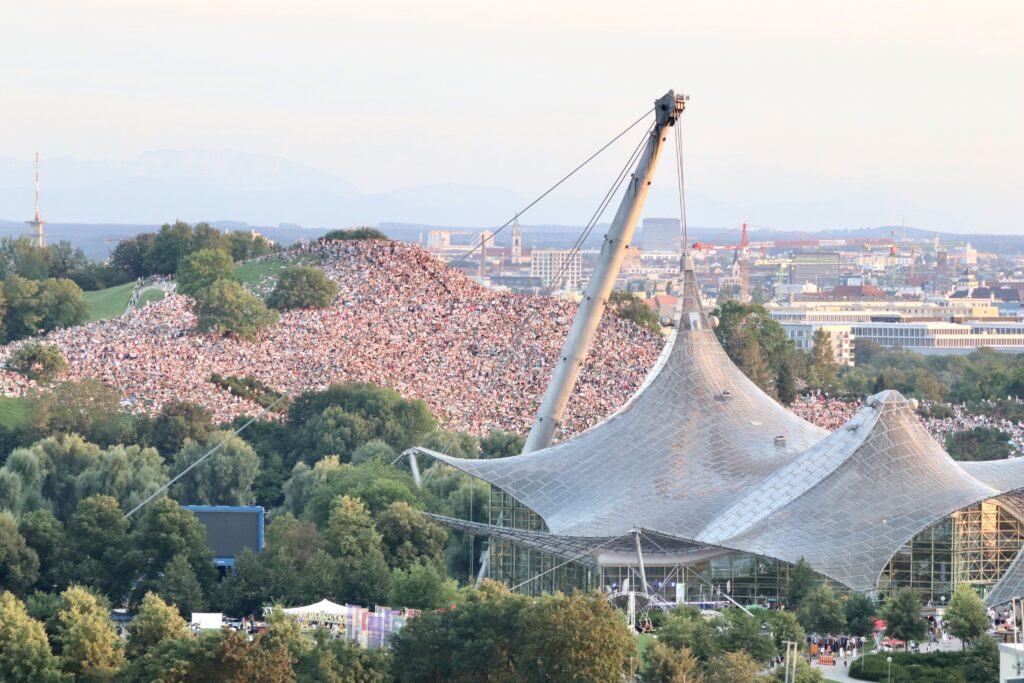 会場となるOlympiastadionの近くにあるOlympiabergから、無料でコンサートを楽しむ人々